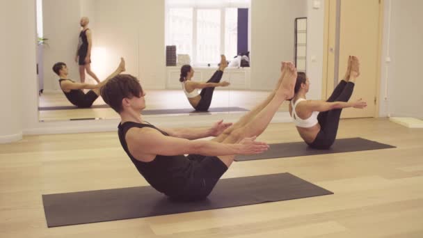 Clase de yoga. Gente haciendo asanas de yoga — Vídeos de Stock