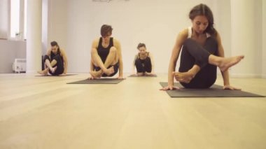 Yoga sınıfı. İnsanlar Yoga uygulamak. Surya namaskar