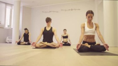 Yoga sınıfı. İnsanlar yoga egzersizleri yapıyor