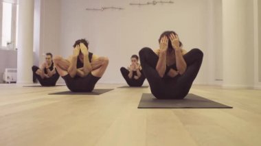 Yoga sınıfı. Ashtanga yoga. Garbha pindasana.