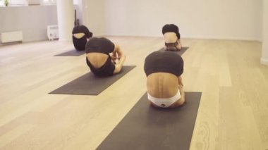 Yoga sınıfı. Ubhaya padangusthasana