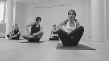 Yoga sınıfı. Ashtanga yoga. Garbha pindasana.