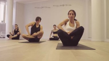 Yoga sınıfı. Ashtanga yoga. Garbha pindasana.