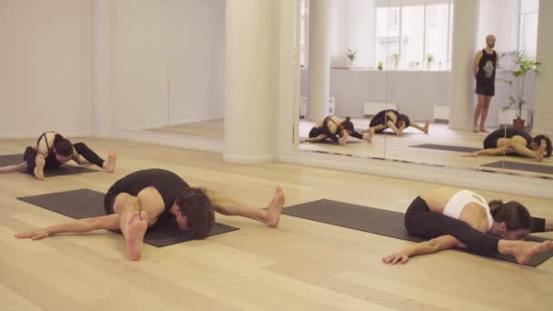 Cours de yoga. Ashtanga yoga. pose de tortue — Video