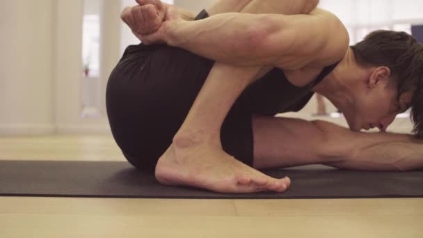 Yoga sınıfı. Yoga asanas yapan erkek — Stok video