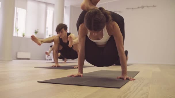Clase de yoga. Ashtanga yoga. Postura de tortuga — Vídeos de Stock