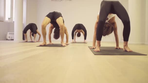 Lezione di yoga. Posizione di prua verso l'alto — Video Stock