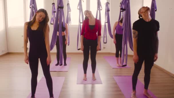 Aerial yoga in de sportschool. Pre-oefeningen — Stockvideo