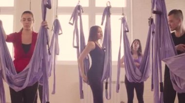 Grup salonunda hava yoga yaparken insan