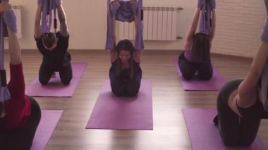 Hava yoga salonunda. Öncesi egzersizleri