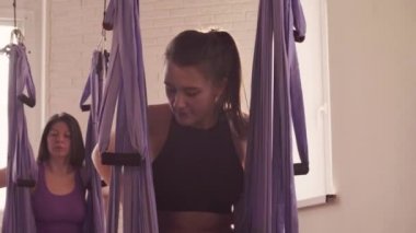 Genç çekici kadının hamakta sallanan yapması