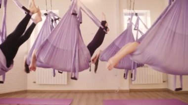 Grup salonunda hava yoga yaparken insan