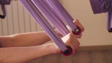 Eller genç çekici kadın yoga yaparken
