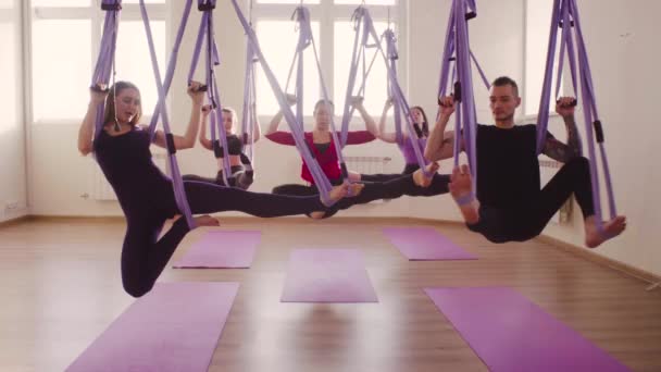 Skupina lidí, kteří dělají letecké Jóga v tělocvičně — Stock video