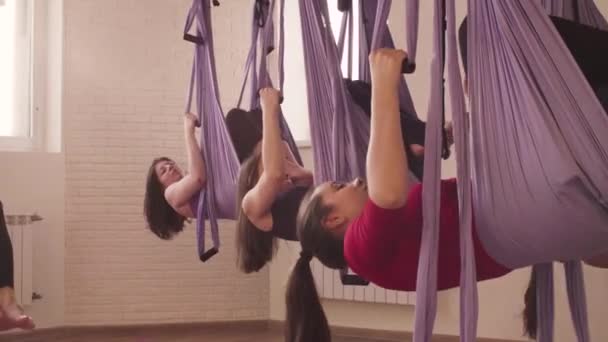 Grupa ludzi robi aerial Joga asanas w siłowni — Wideo stockowe