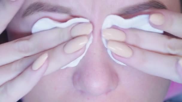 Жінка в салоні краси миє очі — стокове відео