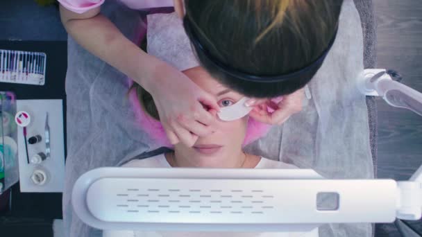Eyelash extension procedure in a beauty salon — Stock Video