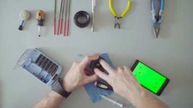 Erkek el lens üzerinde gri tablo onarma