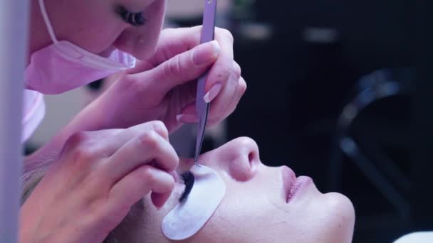 Wimpernverlängerung im Schönheitssalon — Stockvideo