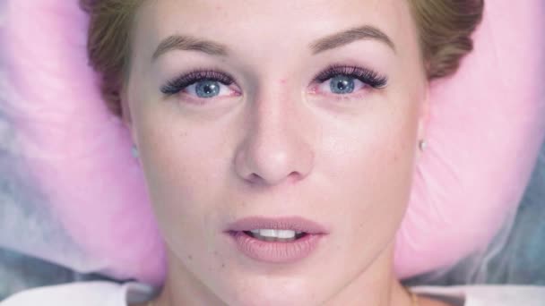 Porträt einer Frau mit verlängerten Wimpern — Stockvideo