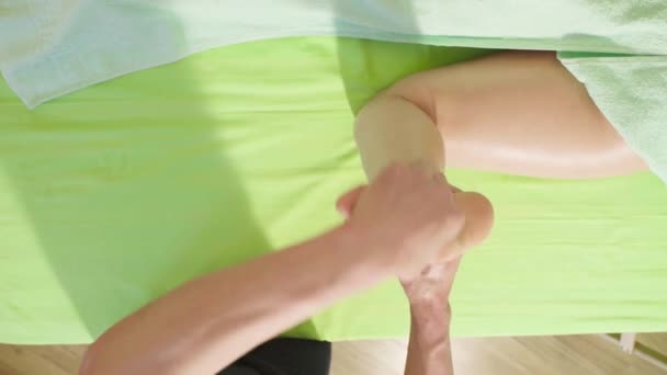 Massagetherapeut massage van de voet van een dames doen — Stockvideo