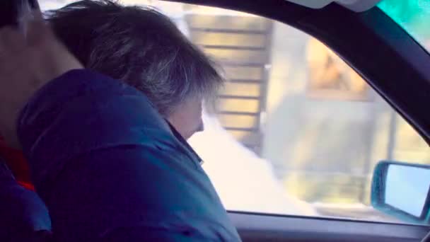 Portrait d'un homme âgé conduisant une voiture — Video