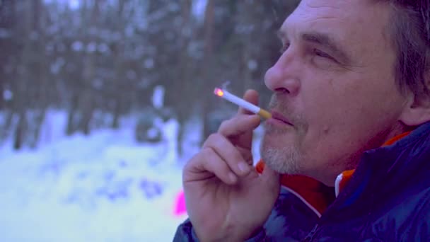 Portret van senior man roken van een sigaret en praten — Stockvideo