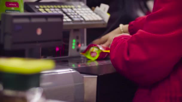 Mujer trabajando en caja registradora en la tienda — Vídeos de Stock