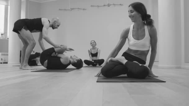 Yoga sınıfı. Ashtanga yoga. Garbha pindasana. — Stok video