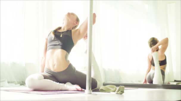 Mujer joven haciendo asanas de yoga en estudio . — Vídeos de Stock