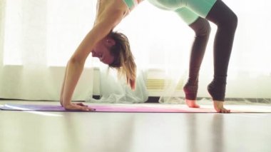 Genç kadının Yoga asanas Studio yapması.