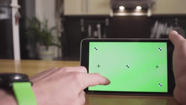 Mains masculines payant une carte dans la tablette — Video