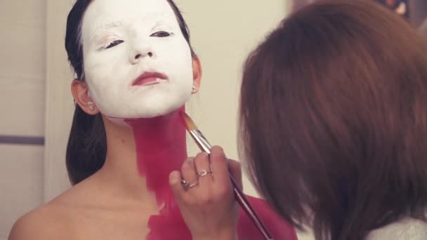 Maquillaje artista pintura en los modelos cuello — Vídeo de stock