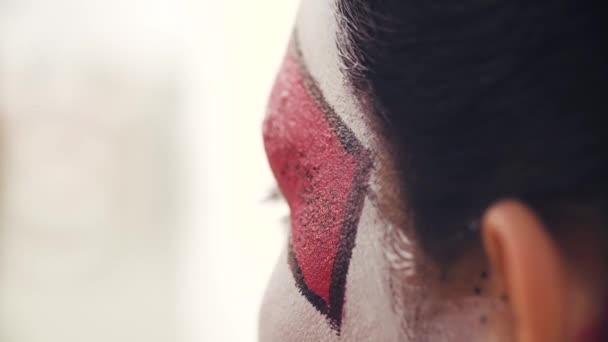 Maquillaje artista limpiando la cara de la modelo — Vídeo de stock