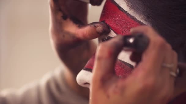 Gezicht art. De make-up artiest toepassing van mascara — Stockvideo