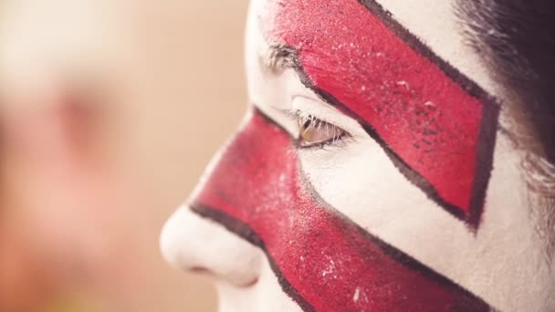 Maquillaje artista línea de dibujo en la cara modelos — Vídeo de stock