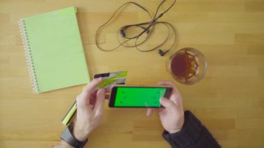 Erkek el smartphone içinde bir kartı ödeme