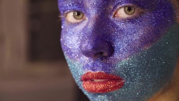 Portret van het model met afgewerkte make-up — Stockvideo