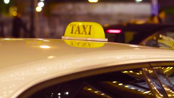 Taxi i Moskva på bakgrunden suddig lampor — Stockvideo