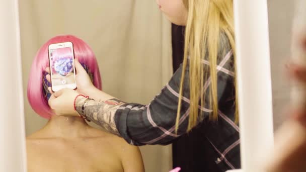 Make-up artist skytte i ansiktet av modellen — Stockvideo