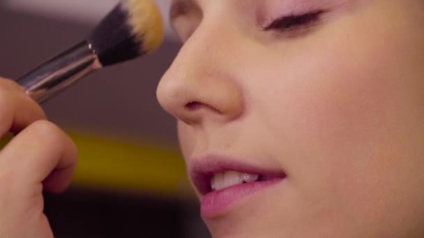 Den makeup-artist som ansöker pulver i ansiktet — Stockvideo