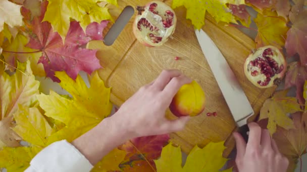Podzimní naturemorte. Kuchař, řezání broskev — Stock video