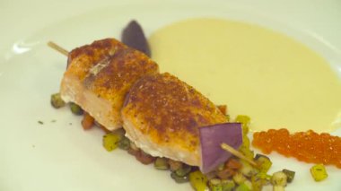 Elinde Şef Balık plaka üzerine koyarak