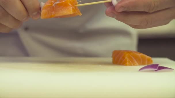 Руки шеф-повара режут рыбу — стоковое видео