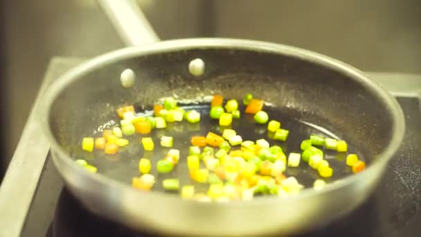 Legumes grelhando em uma frigideira quente — Vídeo de Stock
