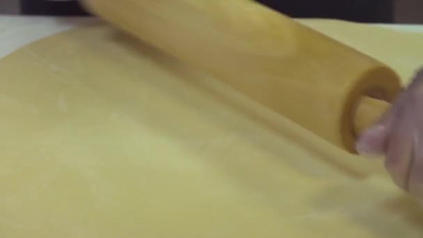 Шеф-повар скрутил тесто в тонкий лист — стоковое видео