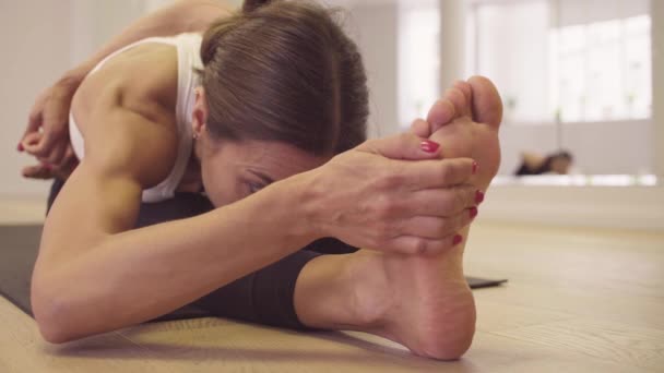 Clase de yoga. Gente haciendo ejercicios de yoga — Vídeo de stock