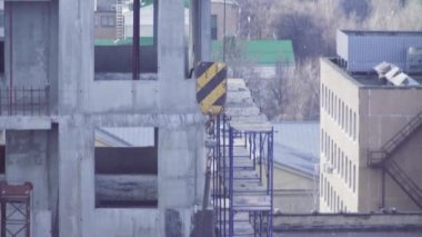 Bina yapım aşamasında gündüz.