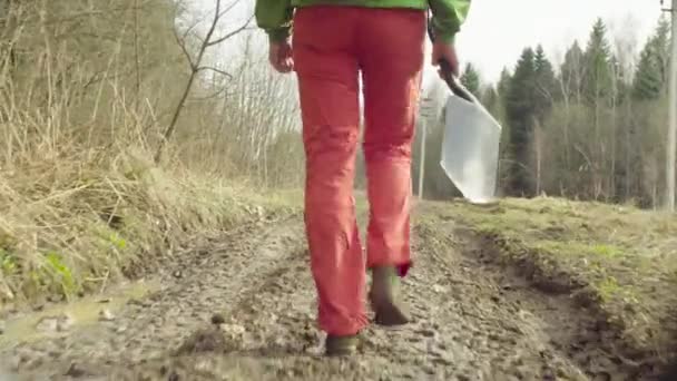 Der Ökologe auf dem Weg zum Forschungsort. — Stockvideo