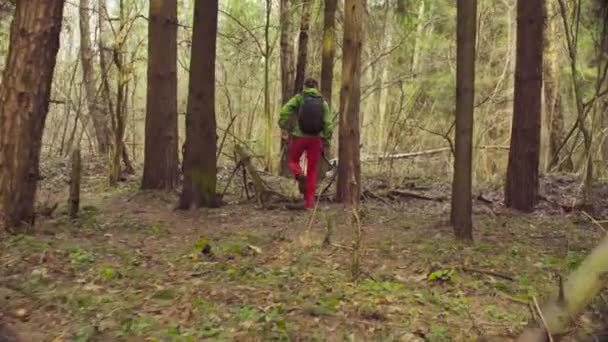 El ecologista va al lugar de la investigación . — Vídeo de stock